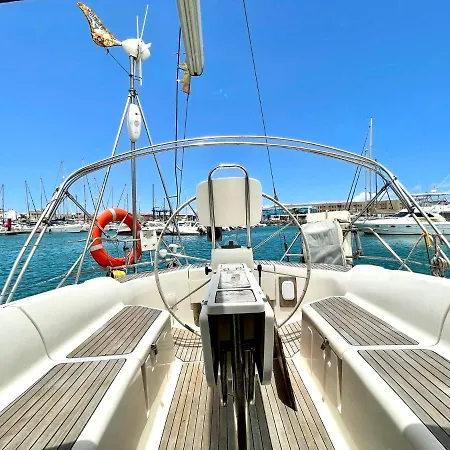 Botel Yacht Anakaona-A Different Way To Stay!