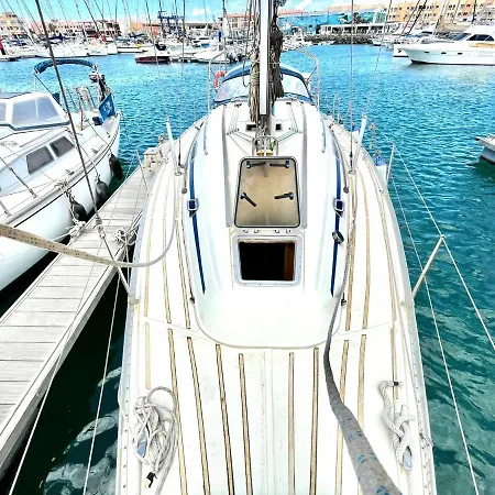 Botel Yacht Anakaona-A Different Way To Stay! *