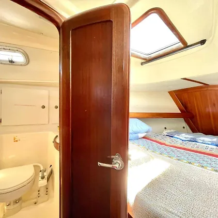 Botel Yacht Anakaona-A Different Way To Stay!