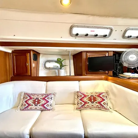 Botel Yacht Anakaona-A Different Way To Stay! Corralejo