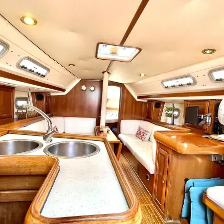Botel Yacht Anakaona-A Different Way To Stay! *