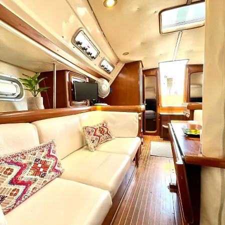 Yacht Anakaona-A Different Way To Stay! Botel
