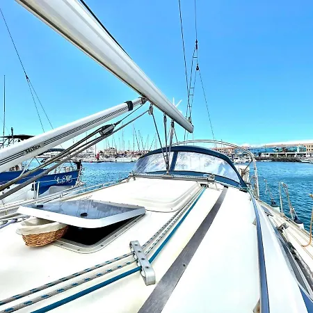 Yacht Anakaona-A Different Way To Stay! Botel