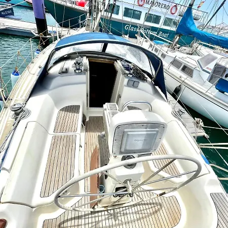 Hotel en barco Yacht Anakaona-A Different Way To Stay! *