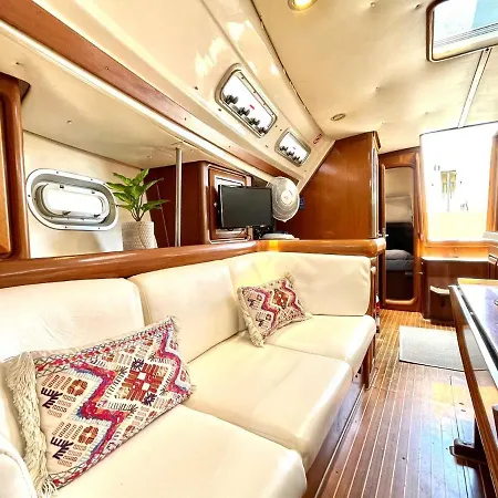 Yacht Anakaona-A Different Way To Stay! *